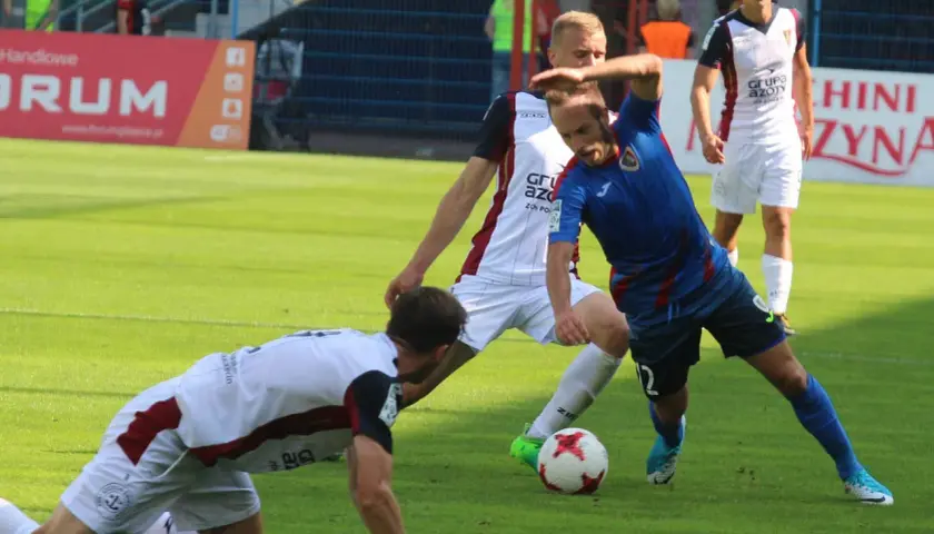Piast Gliwice – Pogoń Szczecin. Piłkarze walczą o piłkę na murawie.