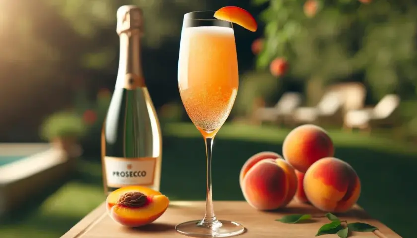 Orzeźwiający Bellini z prosecco, brzoskwiniami i butelką prosecco na drewnianej desce, w letnim ogrodzie.