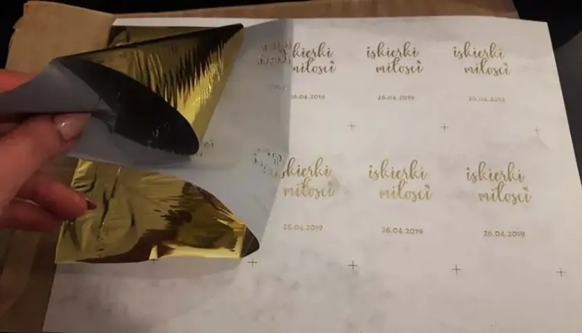 Jak zrobić złote napisy na zaproszeniach? 4 proste metody DIY