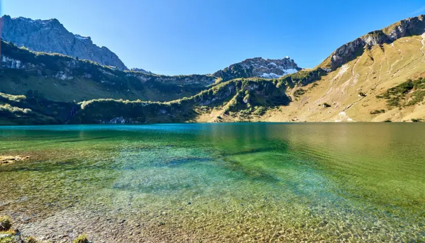 Türkisblaue Bergseen im Tannheimer Tal, ein Paradies für die 3-Seen-Wanderung. Klare Sicht bis zum Grund.