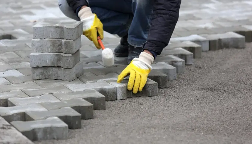 Ile kosztuje położenie kostki brukowej? Praktyczne porady i oszczędności