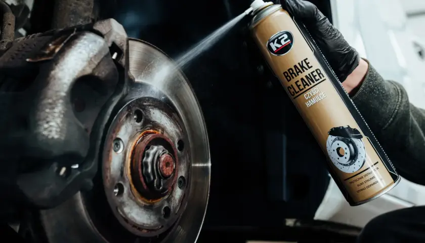 Czyszczenie hamulców preparatem K2 Brake Cleaner. Upewnij się, że tarcza hamulcowa nie osiągnęła minimalnej grubości.