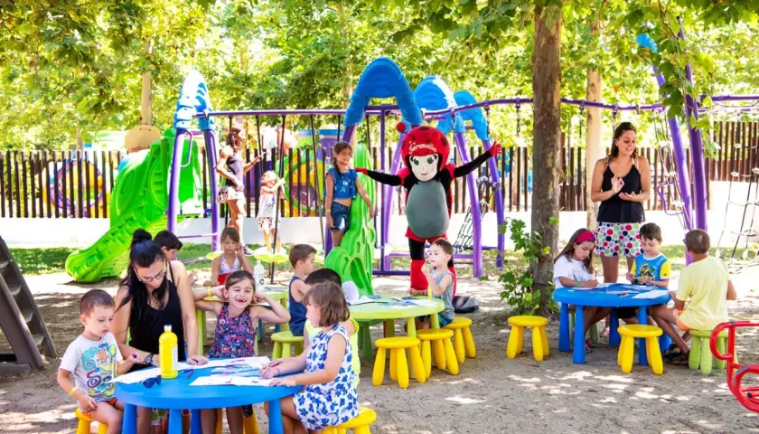 Un villaggio turistico in Sicilia per bambini con animazione e giochi all'aperto.
