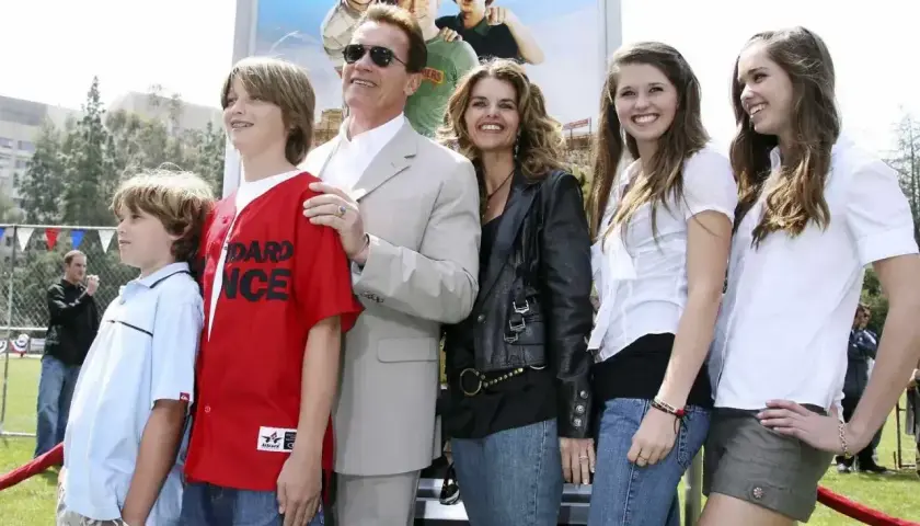 Arnold Schwarzenegger z rodziną, w tym jego dzieci, na premierze filmu.
