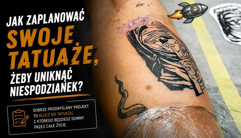 Ręka z tatuażem w trakcie tworzenia. Na skórze widoczny projekt, który przypomina postać w kapturze i węża. Tekst informuje o planowaniu tatuaży.