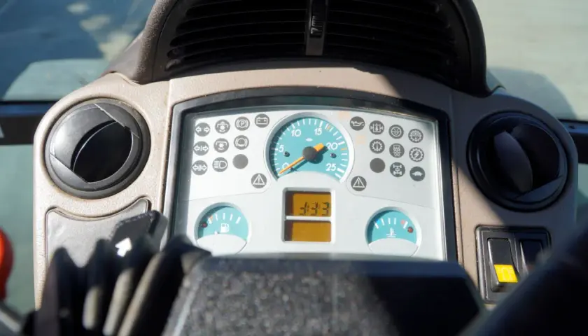 Panel ciągnika z licznikiem motogodzin. 333 motogodziny to dopiero początek pracy, ile motogodzin to dużo?