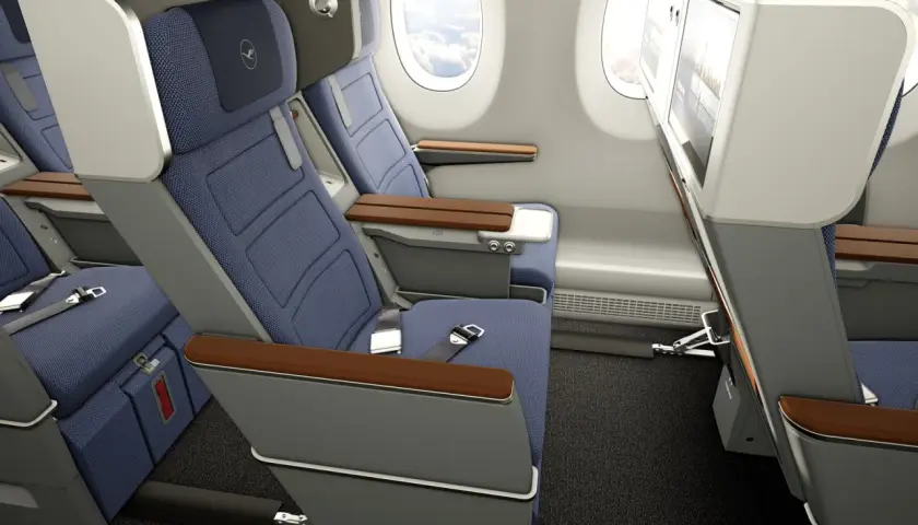 Komfortabler Sitzbereich in der Premium Economy: mehr Beinfreiheit und größere Bildschirme im Vergleich zur Economy.