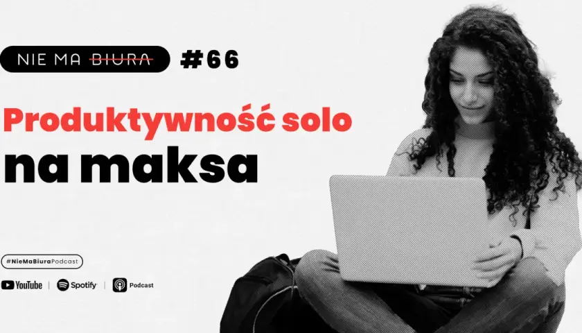Kobieta z kręconymi włosami pracuje na laptopie. Napis "Produktywność solo na maksa" sugeruje, że nie ma biura, wcale.