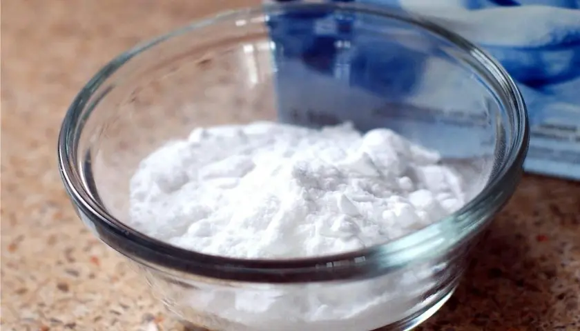 Polvere bianca in una ciotola di vetro, forse per illustrare la differenza tra bicarbonato di sodio e bicarbonato di potassio.
