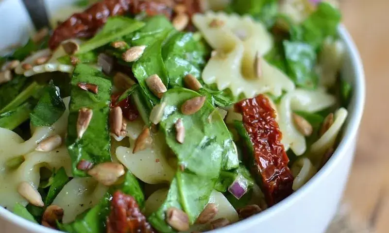 Przepis na makaron z pesto i suszonymi pomidorami – aromatyczne danie