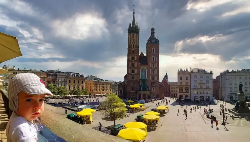 Mały odkrywca na Rynku Głównym w Krakowie. Tu są fajne miejsca w Krakowie dla młodzieży, nawet dla najmłodszych!