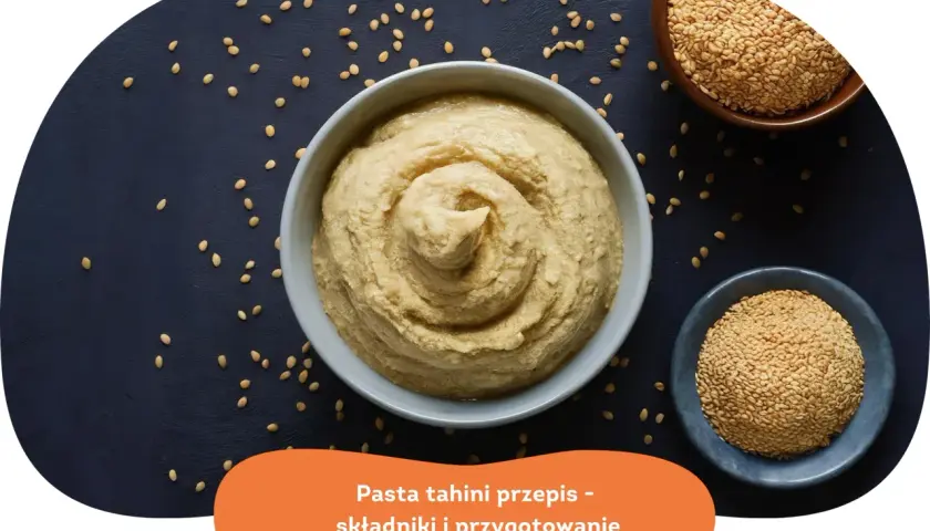 Pasta tahini co to? Kremowa pasta z sezamu w misce, obok nasion sezamu. Przepis na tahini.