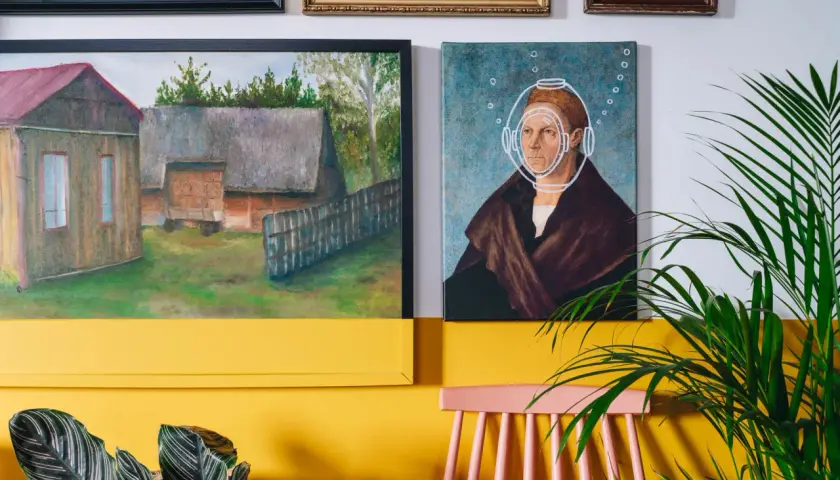 Obraz z chatką i płotem oraz portret w hełmie to świetne pomysły na obraz DIY.