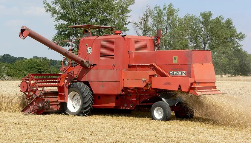 Bizon Z056: Co warto wiedzieć o cenach i wyposażeniu kombajnu?