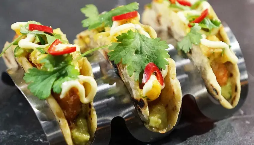 Tre asiatiska tacos med guacamole, majs, koriander och chili. En härlig smakupplevelse!