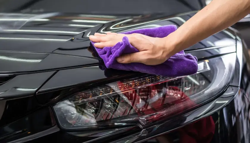 Jak woskować czarne auto? Sekret głębokiej czerni i połysku.