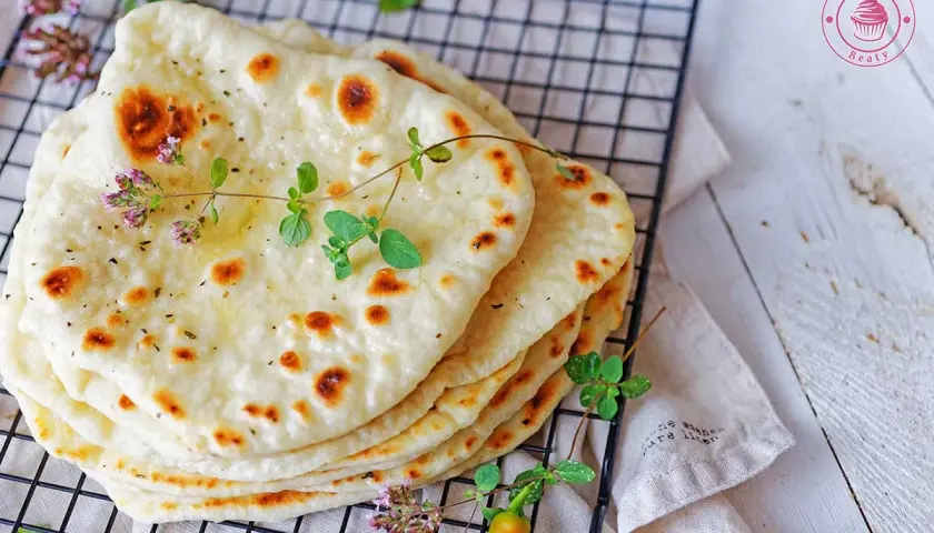 Naan w domu: idealny przepis krok po kroku na puszyste placki!