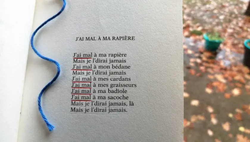 Un poème avec une figure de style répétition en début de phrase : "J'ai mal à ma rapière". Un fil bleu sert de marque-page.