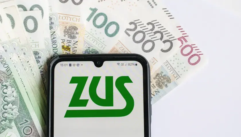 Telefon z logo ZUS na tle polskich banknotów. Czy to zapowiedź świadczenia wspierającego 2026?