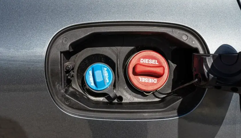 Dwa korki wlewu paliwa samochodu: czerwony z napisem DIESEL i niebieski z napisem AdBlue. To ważne, by wiedzieć, adblue co to jest i gdzie go dolać.