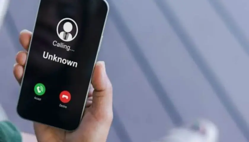 Ein iPhone zeigt einen eingehenden Anruf von einer unbekannten Nummer an. Die Optionen "Annehmen" und "Ablehnen" sind sichtbar.