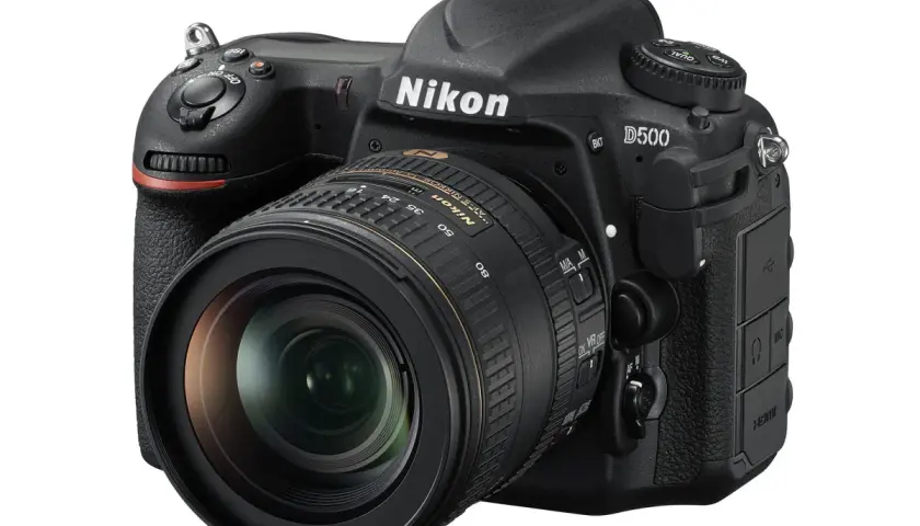 Profesjonalna lustrzanka Nikon D500 z obiektywem. Idealna do uchwycenia każdej chwili, czy to cyfrowy aparat, czy lustrzanka.