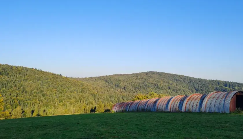 Zardzewiałe tunele na tle zielonych Beskidów. Niezwykłe **beskidy atrakcje** czekają na odkrycie.