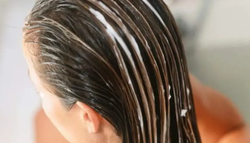 Cabello castaño con tratamiento blanco, mostrando para que sirve el serum para el pelo: hidratación y brillo.