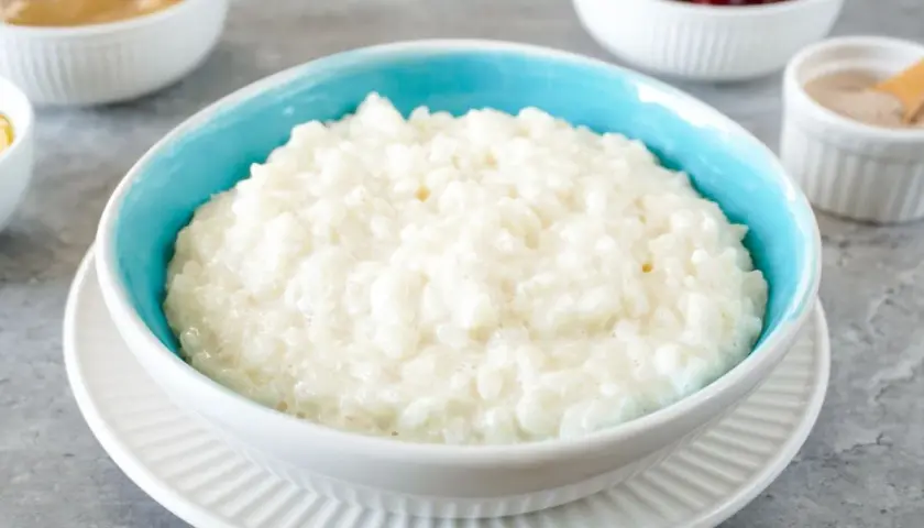 Cremiger Milchreis, perfekt für ein einfaches Milchreis Rezept. Dazu Apfelmus und Kirschen.