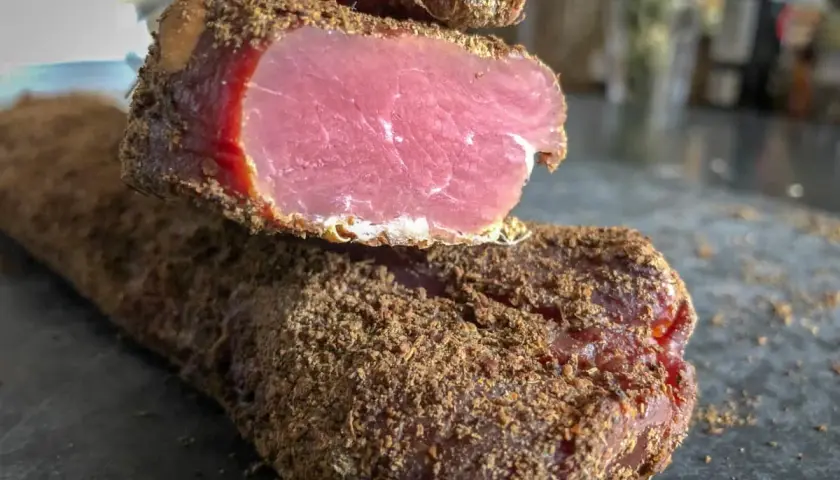 Un filet mignon fumé, prêt à être dégusté. Une recette maison qui promet saveur et authenticité.