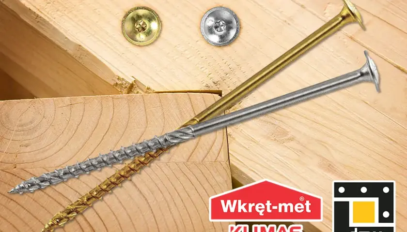 Dwa wkręty do krokwi, złoty i srebrny, leżą na drewnianych belkach. Zastanawiasz się, jaka długość wkrętów do krokwi będzie najlepsza?