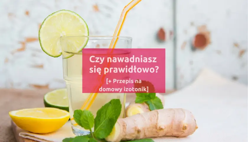 Szklanka z napojem, plasterki cytryny, limonki, mięta i imbir. Czy wiesz, jak zrobić izotonik?