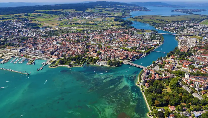 Blick über Konstanz, ein malerischer Ort am Bodensee, mit seinem Hafen, der Altstadt und dem glitzernden Wasser.