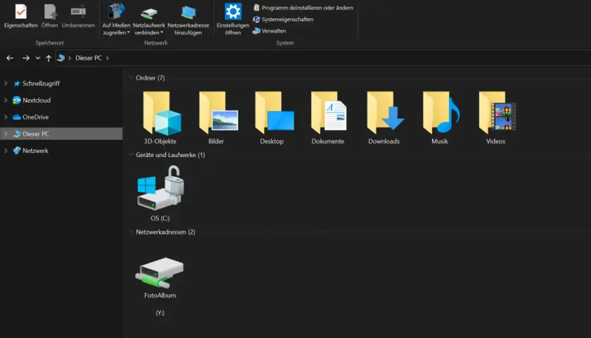 Windows Explorer zeigt "Dieser PC" mit Ordnern wie Bilder, Musik und Videos. Ein FotoAlbum (Y:) ist als Netzwerklaufwerk eingebunden.