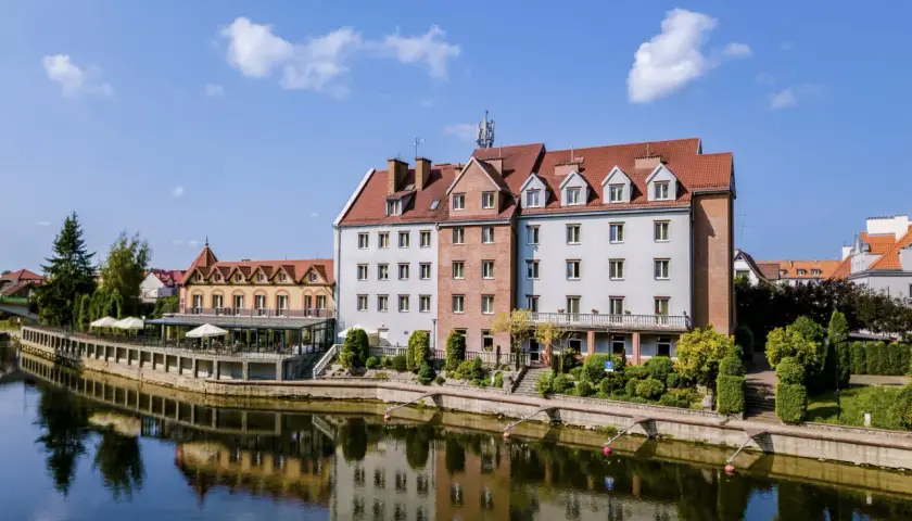 Idealne miejsce, gdzie na Mazury we dwoje. Hotel nad rzeką z tarasem i pięknym widokiem.