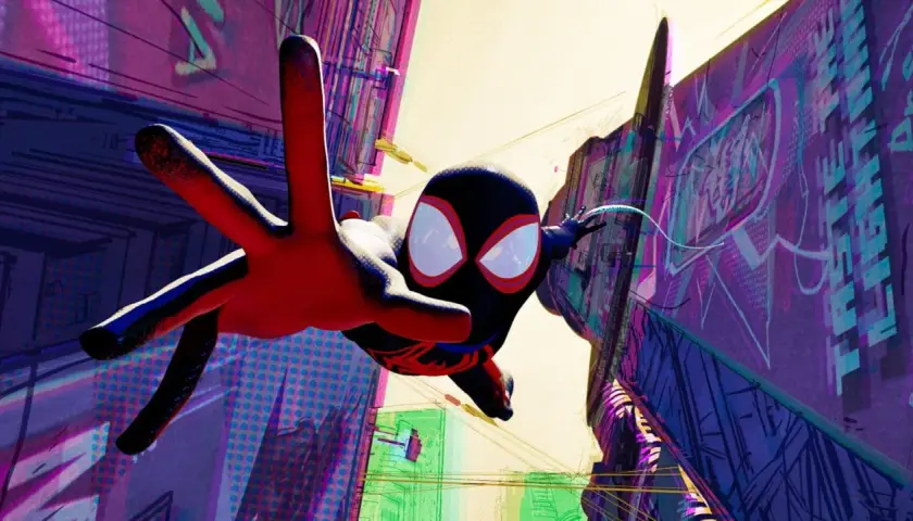 Miles Morales sfreccia tra i grattacieli colorati, un'immagine iconica per le recensioni di Spider-Man: Across the Spider-Verse.