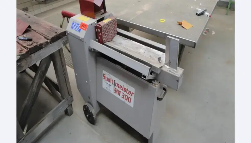 Der Spaltmeister SM 300, ein robustes Holzspaltgerät, steht bereit für seine nächste Aufgabe.