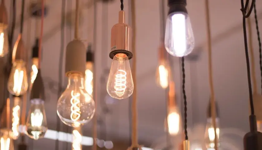 Varias bombillas Edison cuelgan, algunas con casquillo G9, creando un ambiente cálido y acogedor.