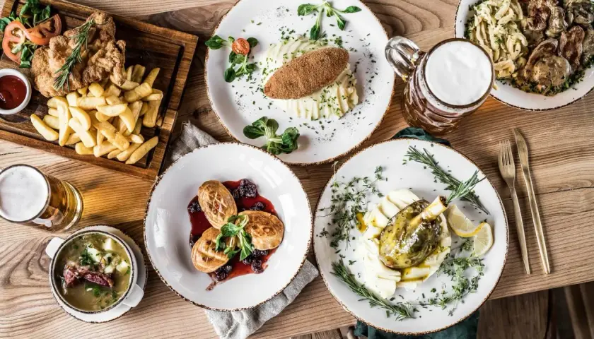 Góralski browar menu: schabowy z frytkami, kotlet ziemniaczany, golonka, zupa i oscypek z żurawiną.