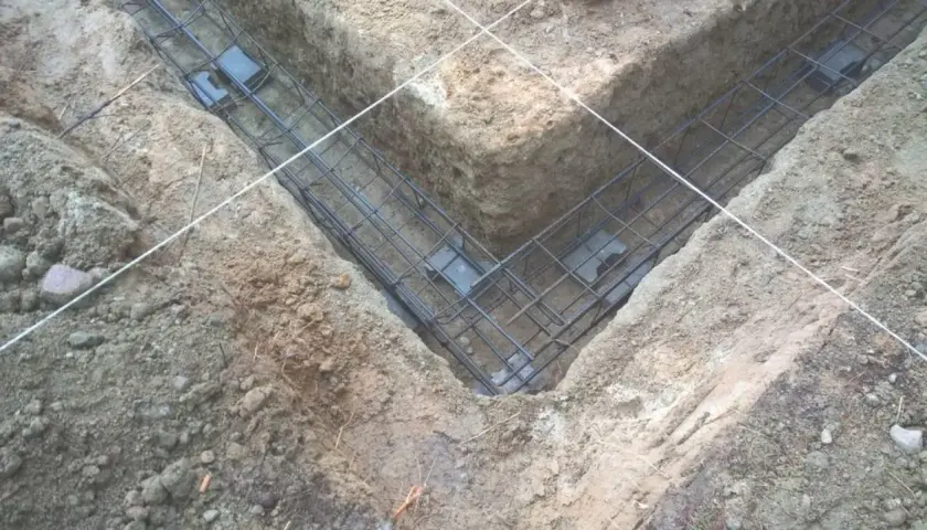 Zbrojenie pod budowę fundamentów, gotowe do zalania betonem. Stopy fundamentowe tworzą solidną podstawę.