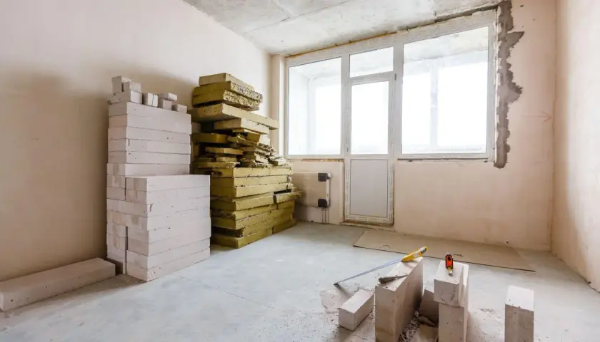 Materiały do ocieplenia ścian od wewnątrz: bloczki z betonu komórkowego i płyty z wełny mineralnej.