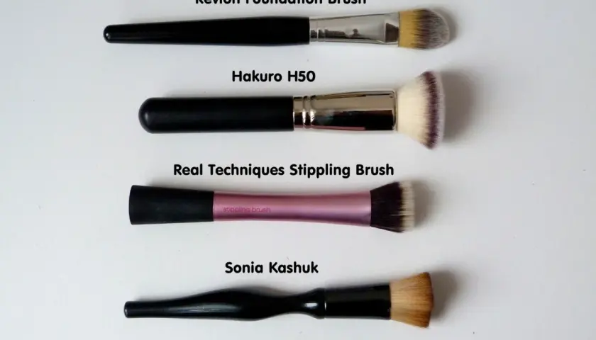 Cztery pędzle do podkładu różnych marek: Revlon, Hakuro, Real Techniques, Sonia Kashuk.