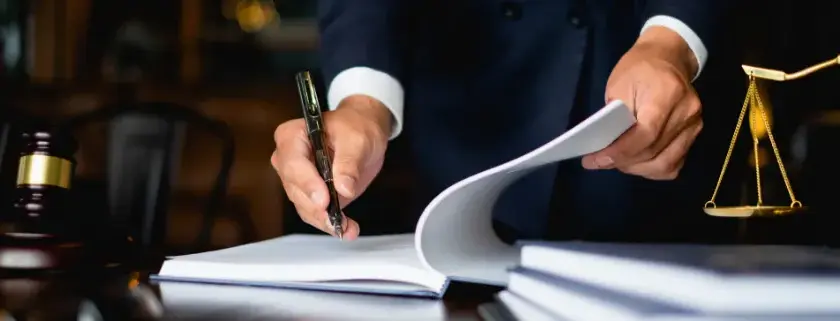 Adwokat czy radca prawny – który wybór uchroni Cię przed błędami?