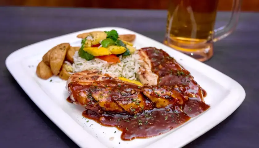 Odmień swoje BBQ dzięki 6 przepisom soczystego karczka z grilla