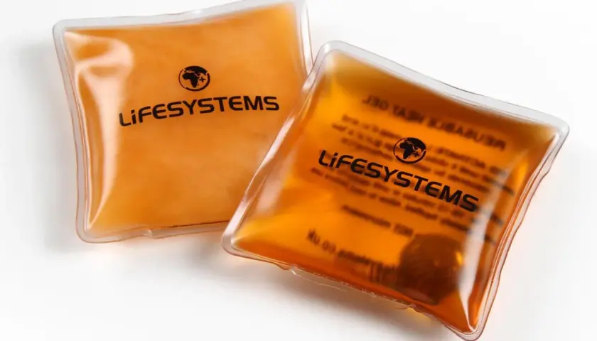 Dwa żelowe ogrzewacze do rąk marki Lifesystems. Dowiedz się, jak działają ogrzewacze do rąk, by cieszyć się ciepłem w chłodne dni.