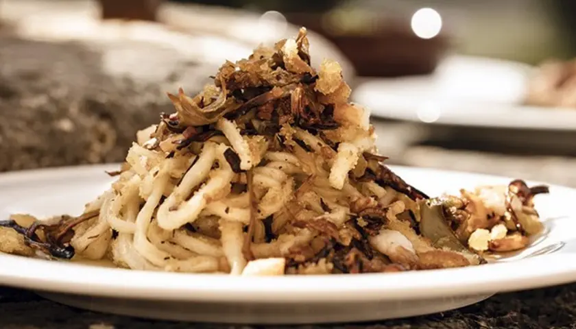 Piatto di pasta fresca con verdure croccanti, un'ottima idea su dove mangiare a Montepulciano per gustare sapori autentici.