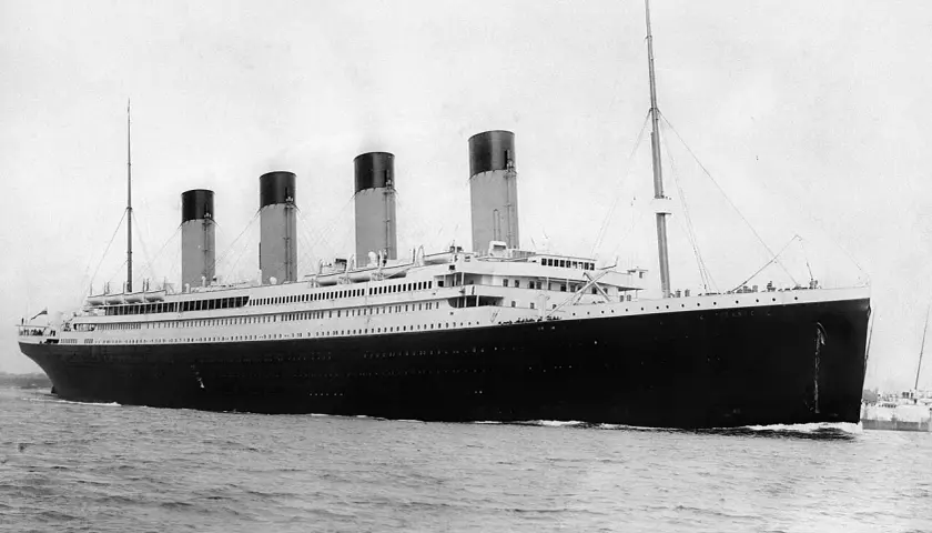 Ogromny statek RMS Titanic, symbol luksusu i inżynierii, pruje fale. Jego cztery kominy dymią, zapowiadając podróż, która na zawsze zmieni historię.