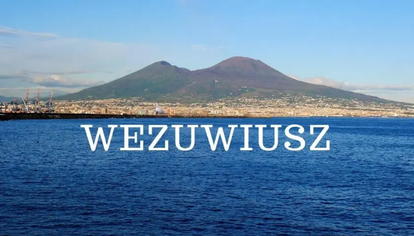 Widok na Wezuwiusz z morza. Planujesz wycieczkę? Sprawdź wezuwiusz bilety i odkryj Neapol!