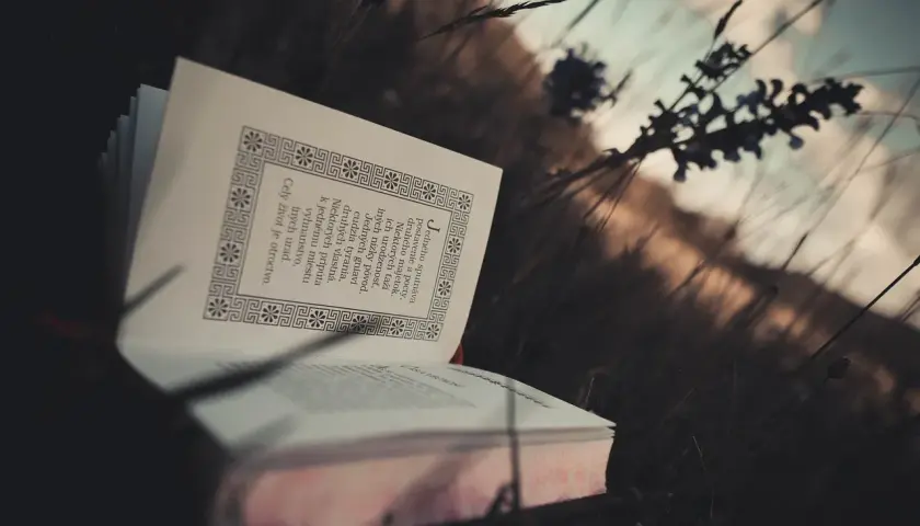 Co to testament w Biblii? Zrozumienie przymierza i jego znaczenia