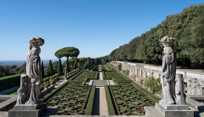 Jardins à la française de la Villa Barberini, avec des statues antiques, des parterres géométriques et une vue panoramique.